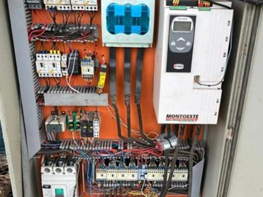 Painel elétrico desorganizado antes da reforma