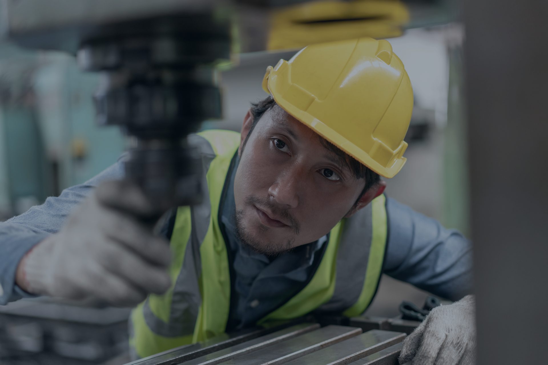 Engenheiro inspecionando máquina industrial em conformidade com a NR-12